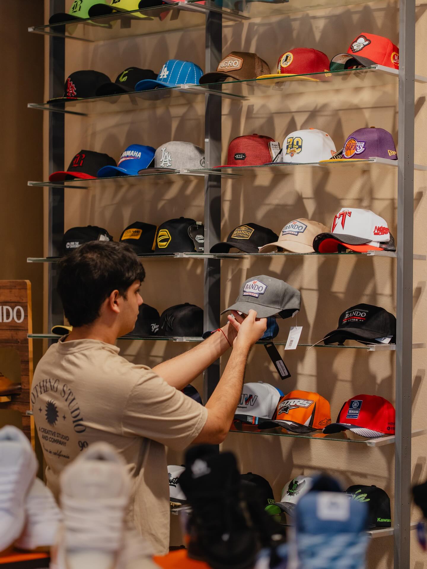 Exhibidor de gorras dentro del local de Lacross Ind